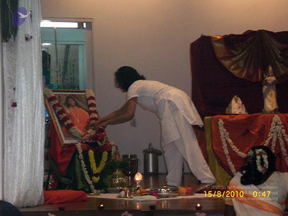 20100815_Photo_1008_05-paying-respects-to-Guru-Murthy-photo_CMP_WM